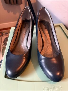 Life Stride Navy Leather Round-Toe Pumps